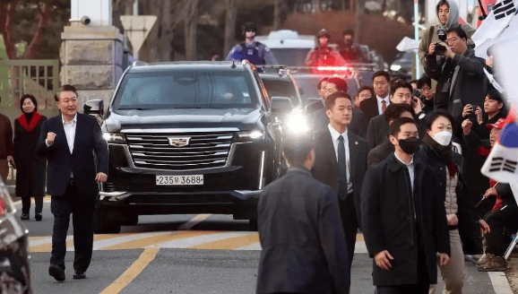 重磅！“总统下台”响彻全球！中国使馆遭冲击，李在明自身难保