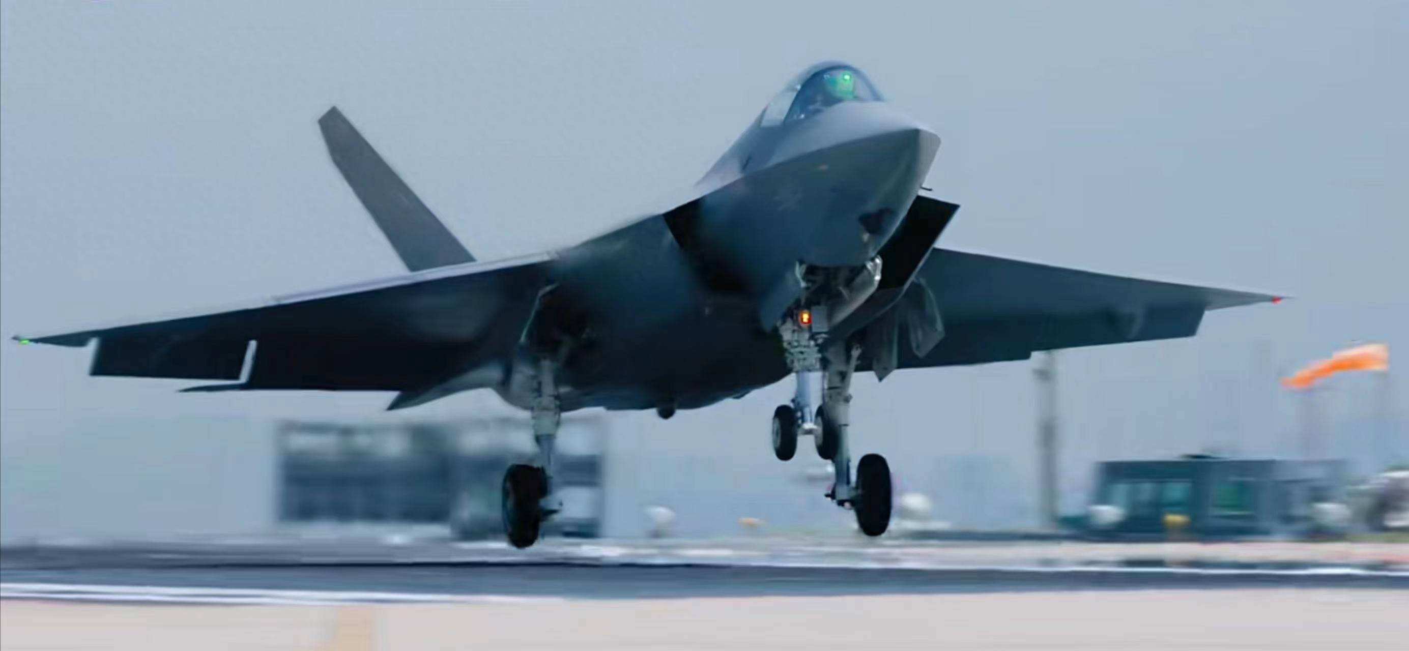 见证历史性突破：歼 - 35 隐身舰载机能在辽宁舰滑跃起飞，航母战力实现跨越式提升