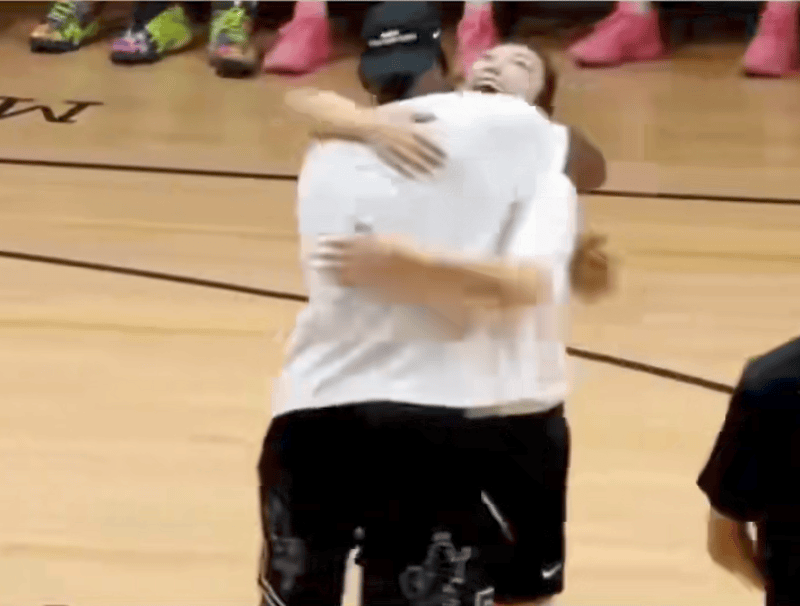 1米82的李梦与詹姆斯拥抱，两人合做经典动作！网友：这波追星太成功