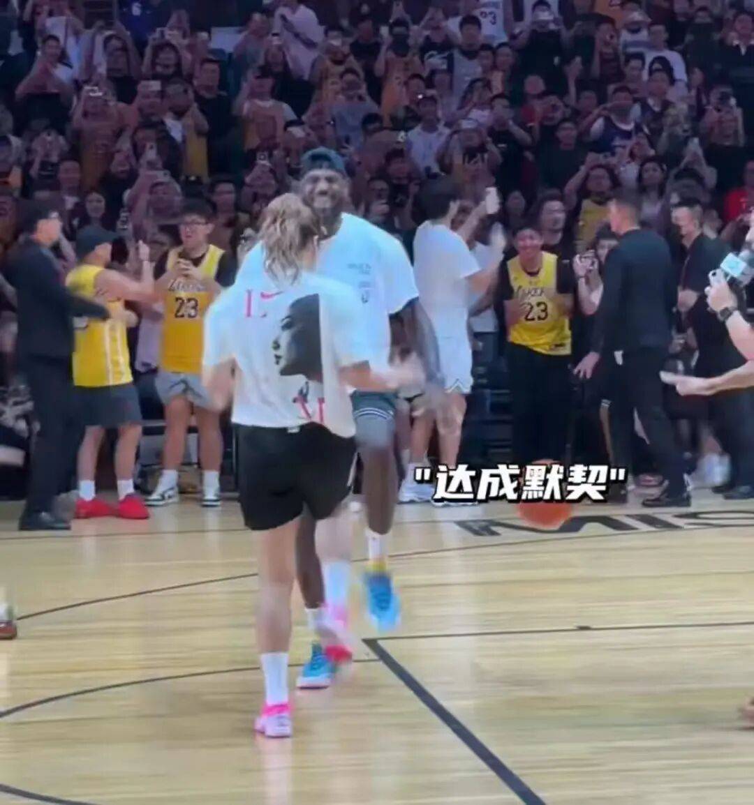 1米82的李梦与詹姆斯拥抱，两人合做经典动作！网友：这波追星太成功