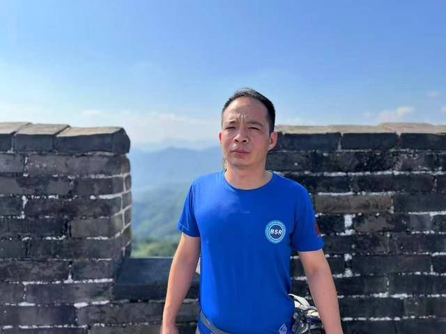 外国游客颐和园内突发心脏骤停，他跪地施救1分20秒转危为安