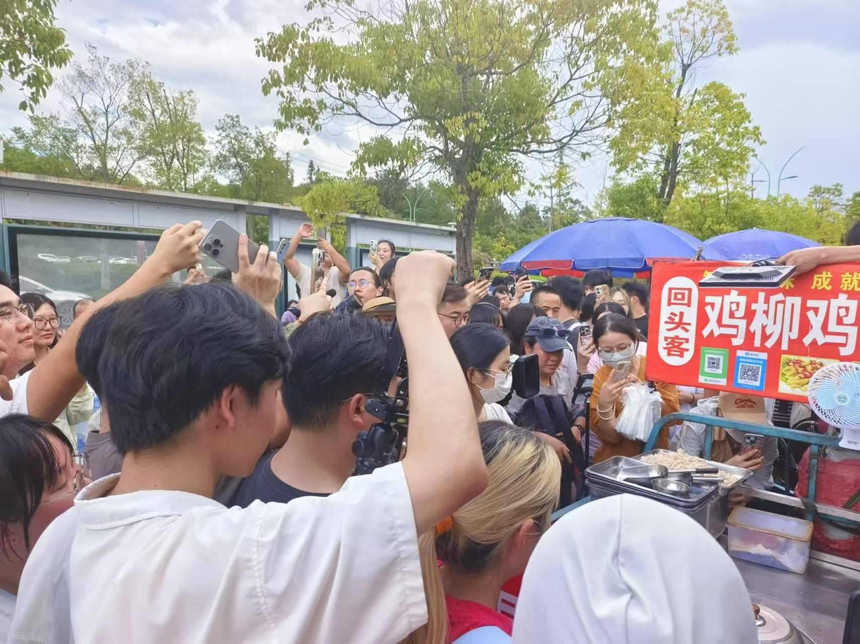 景德镇“鸡排哥”回应只睡四小时:顾客雨中排队,我根本不能算累
