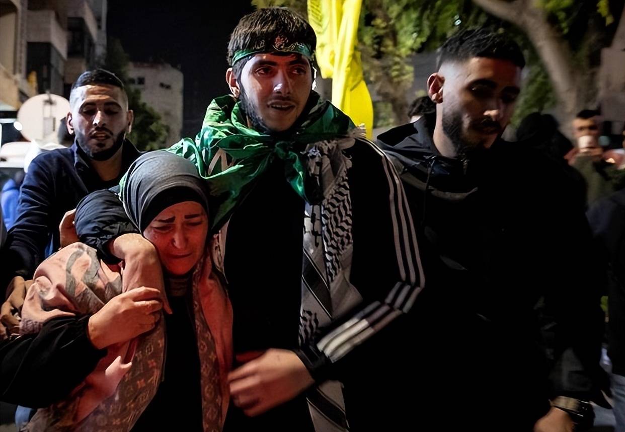 哈马斯最后一刻签字投降，加沙民众涌上街头庆祝，以色列真会信守承诺？