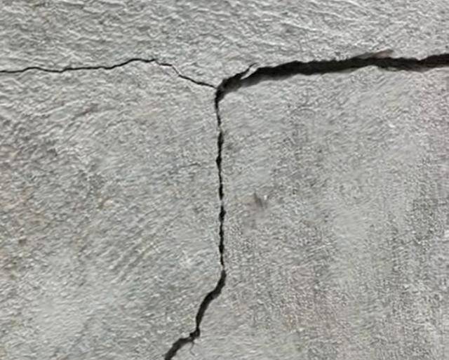 住建局介入调查，多方回应“业主私挖300平米地下室致32户房屋开裂，价值超2000万”