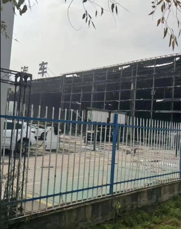 阜阳一4S店凌晨燃起熊熊大火，店方人士：展厅的车都被烧了，原因尚不清楚